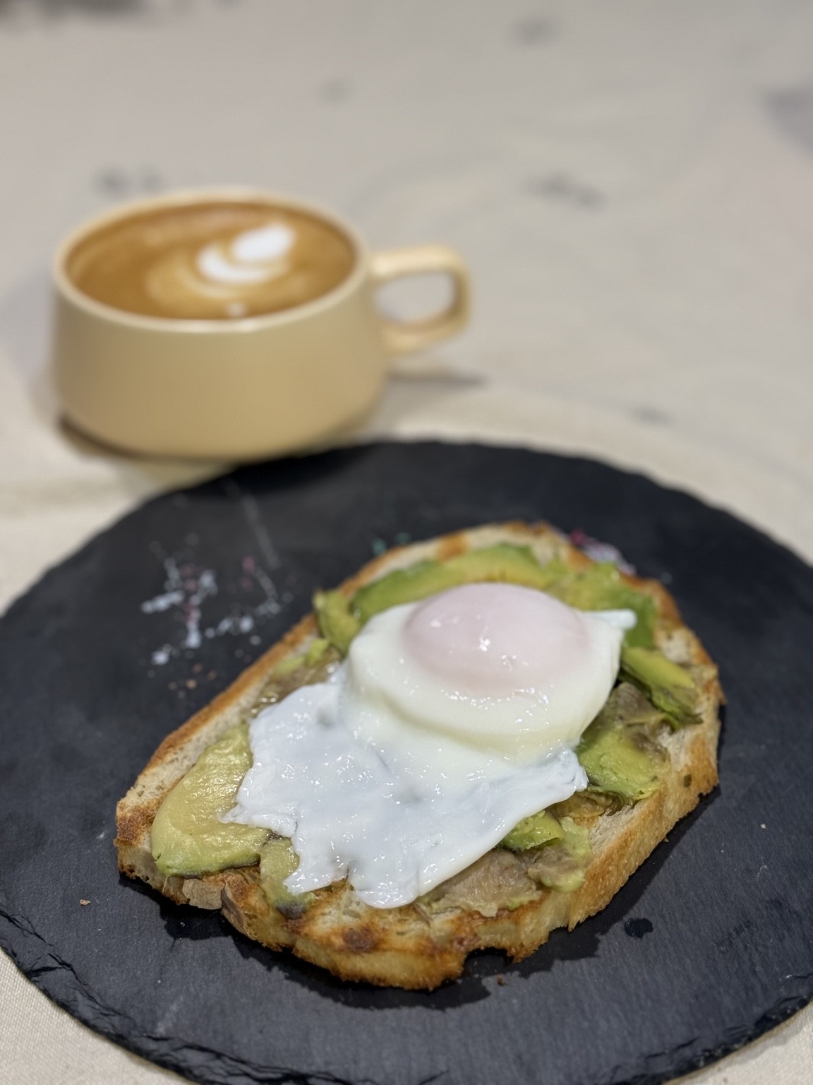 Pâine prăjită cu avocado și ou poșat, fotografiată de Carmen