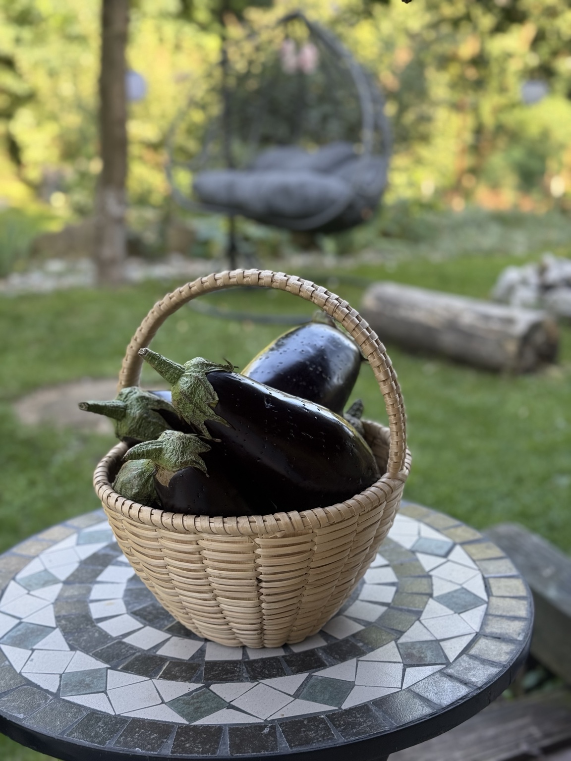 Vinete proaspete într-un coș împletit, pe masa din grădină